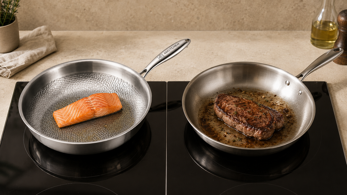 > Titanium-versterkte koekenpan met zalm naast een RVS pan waarin vlees wordt aangebraden.