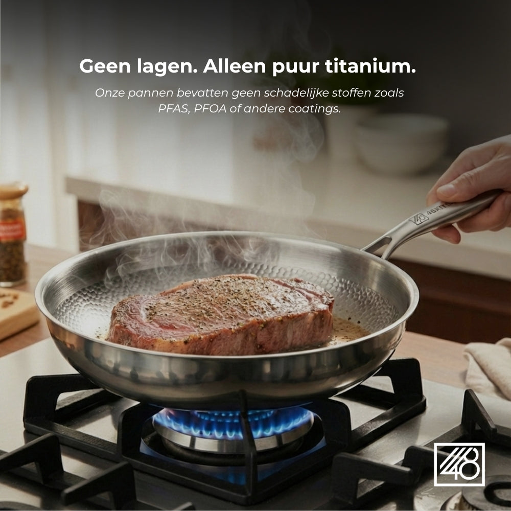 48Kitchen titanium koekenpan met steak op gasfornuis tijdens het koken